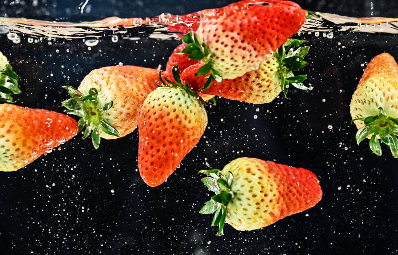 草莓落水的瞬间特写图片
