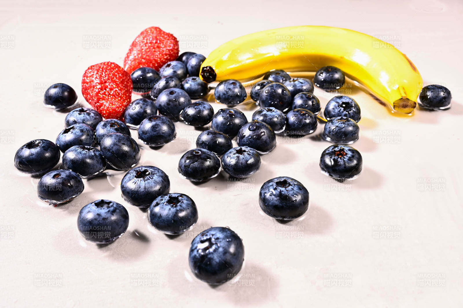 新鲜蓝莓香蕉草莓水果图片