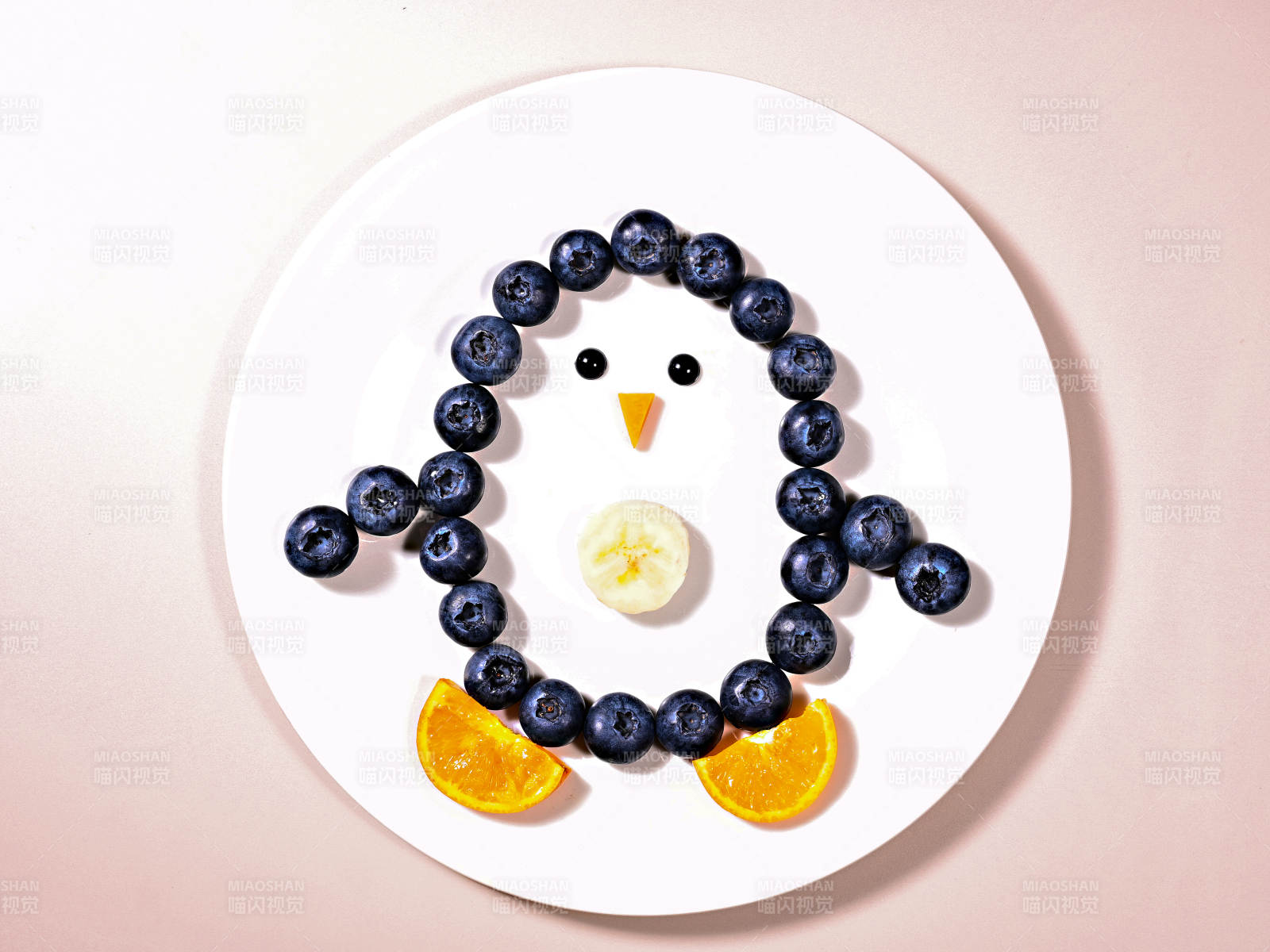蓝莓香蕉橙子水果创意企鹅的趣味美食拼盘图片