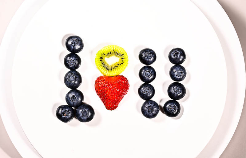 草莓蓝莓猕猴桃水果创意摆盘图片