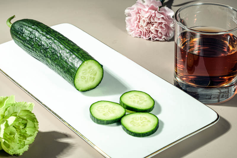 新鲜翠绿水果黄瓜创意特写图片