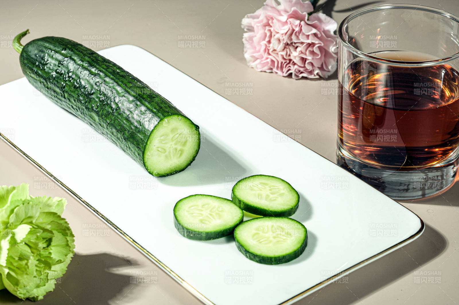 新鲜翠绿水果黄瓜创意特写图片