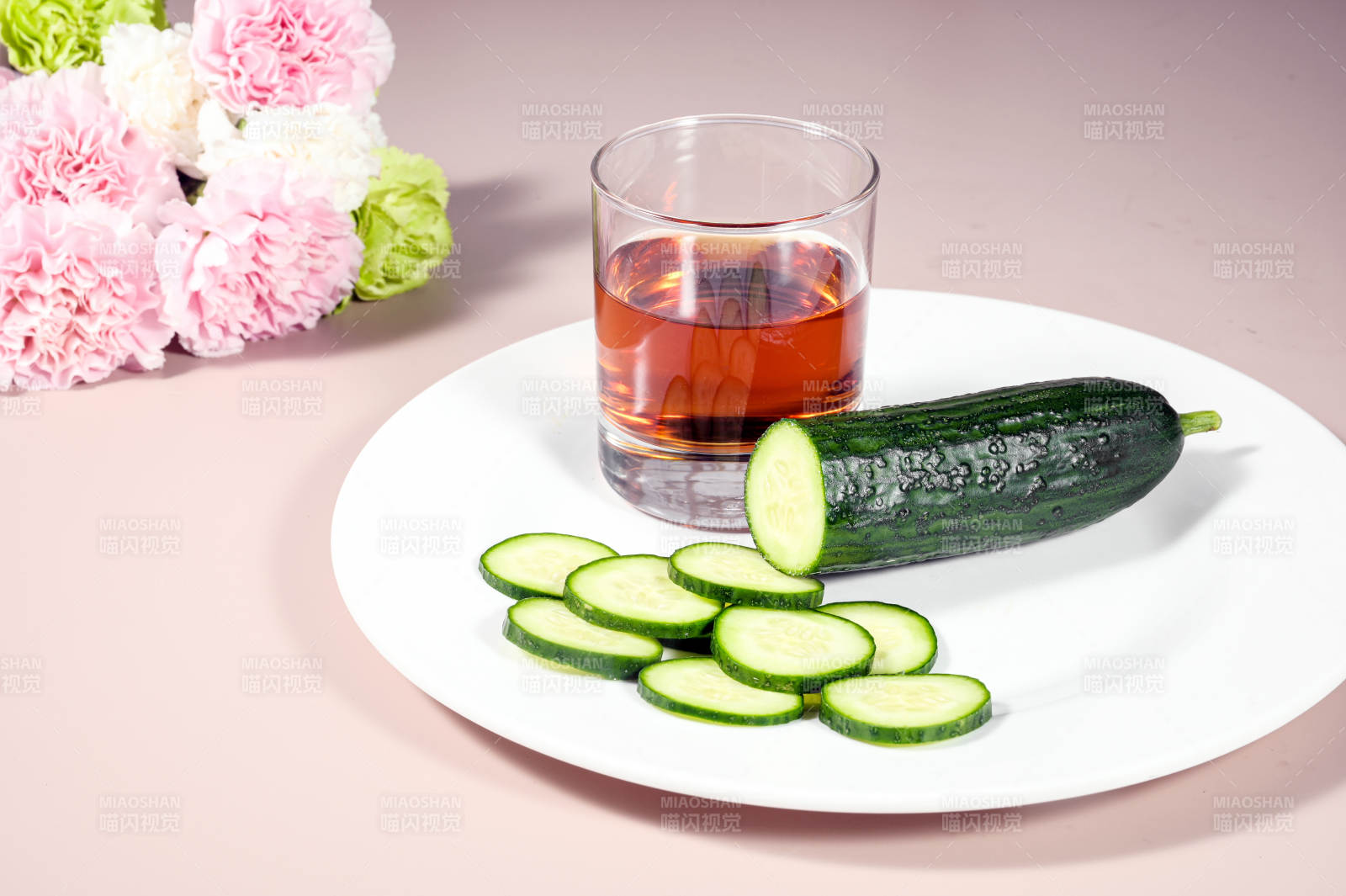 新鲜翠绿水果黄瓜创意特写图片