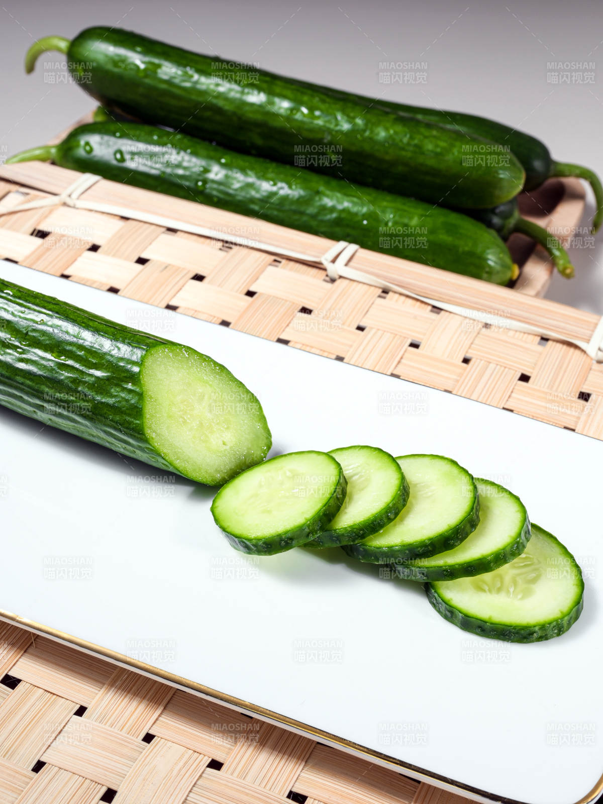 新鲜翠绿水果黄瓜创意特写图片