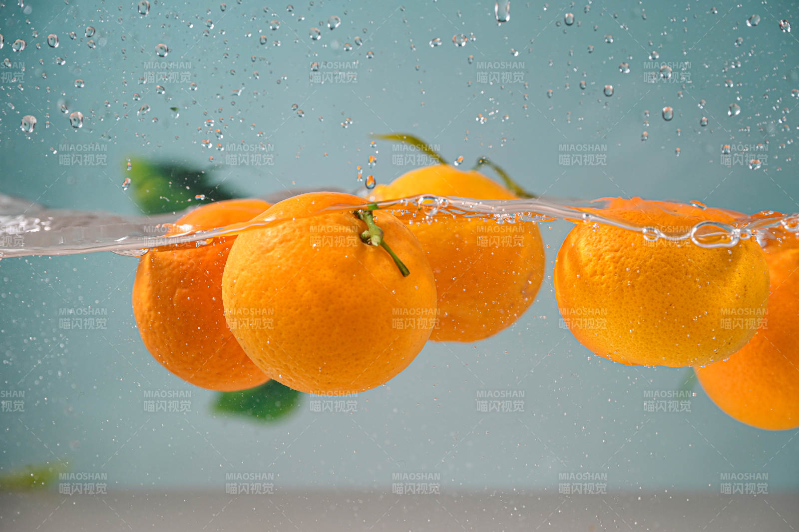 沃柑入水瞬间特写图片