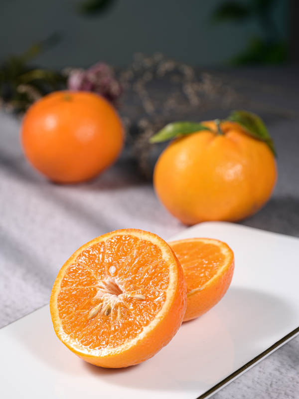 新鲜饱满多汁的沃柑切片特写图片