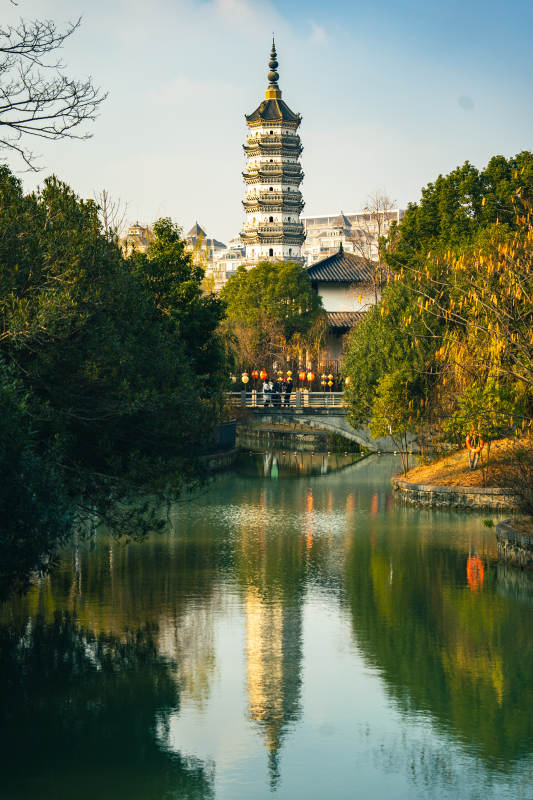 合肥徽园塔影映水 静谧园林图片