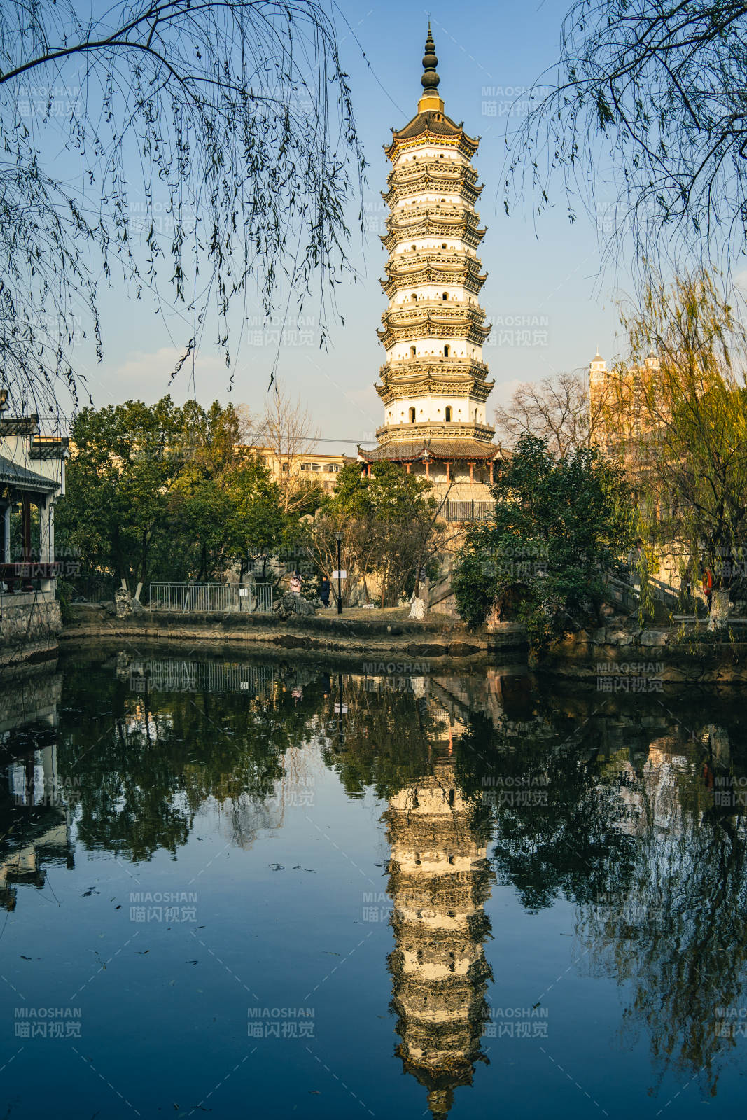 合肥徽园塔影映湖图片