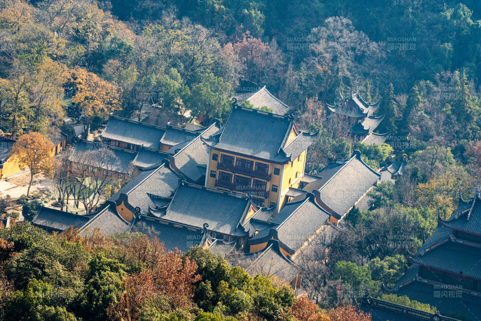 杭州北高峰山间古寺秋色图片