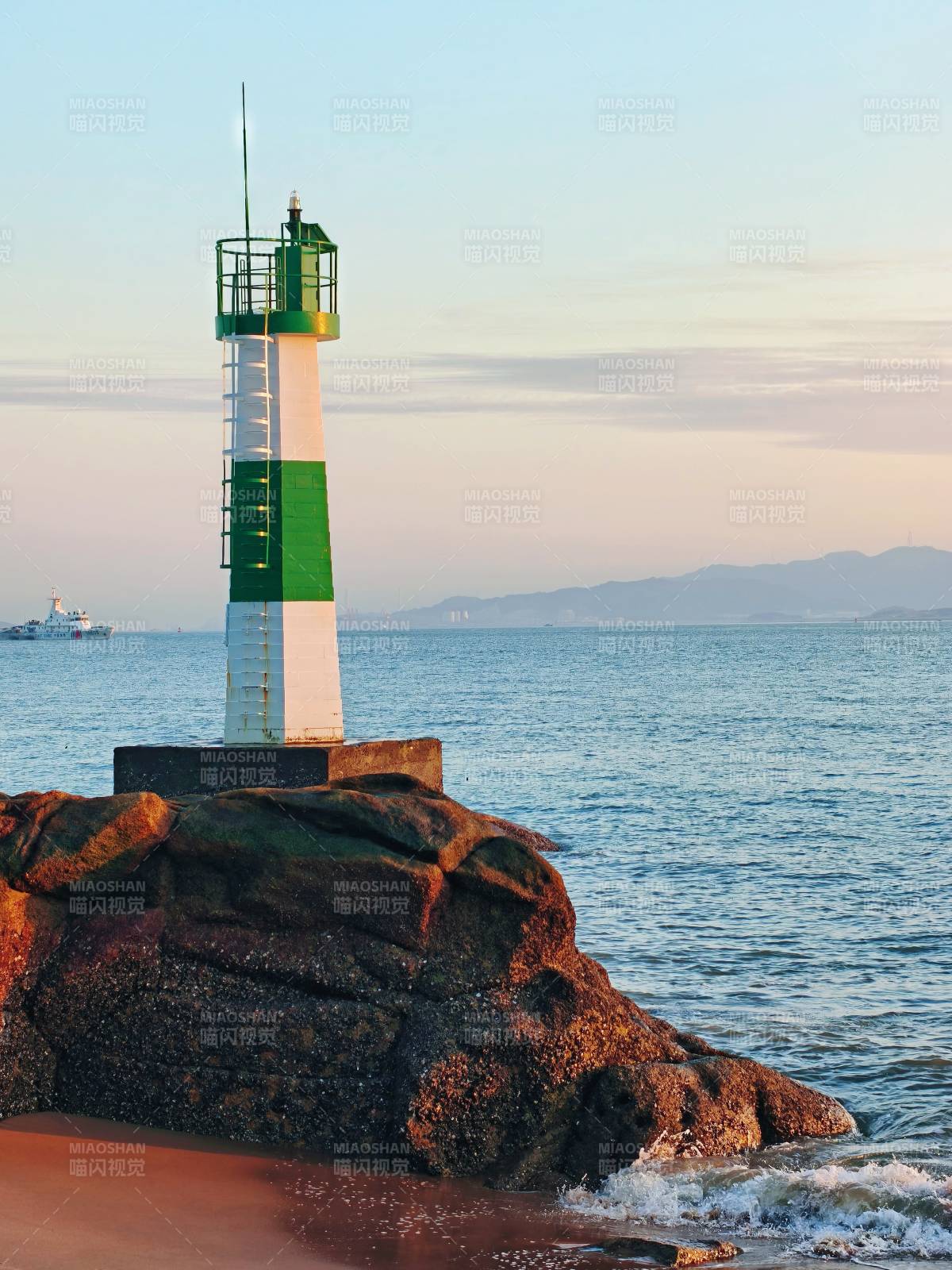 厦门灯塔守望海天图片