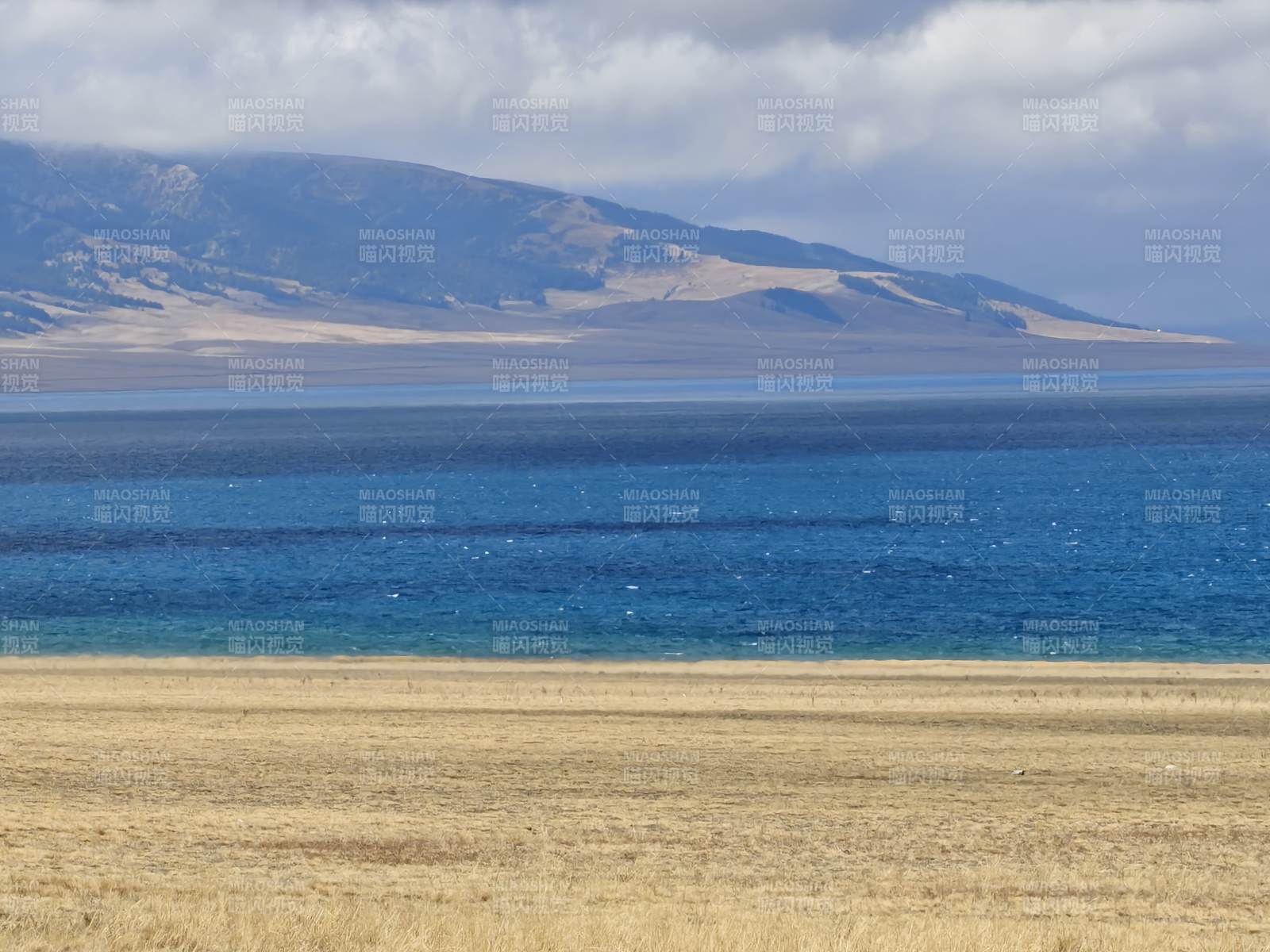 湖畔远山静谧景（新疆塞里木湖）图片