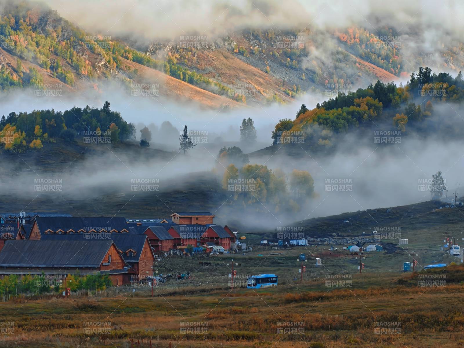 禾木村秋雾缭绕图片