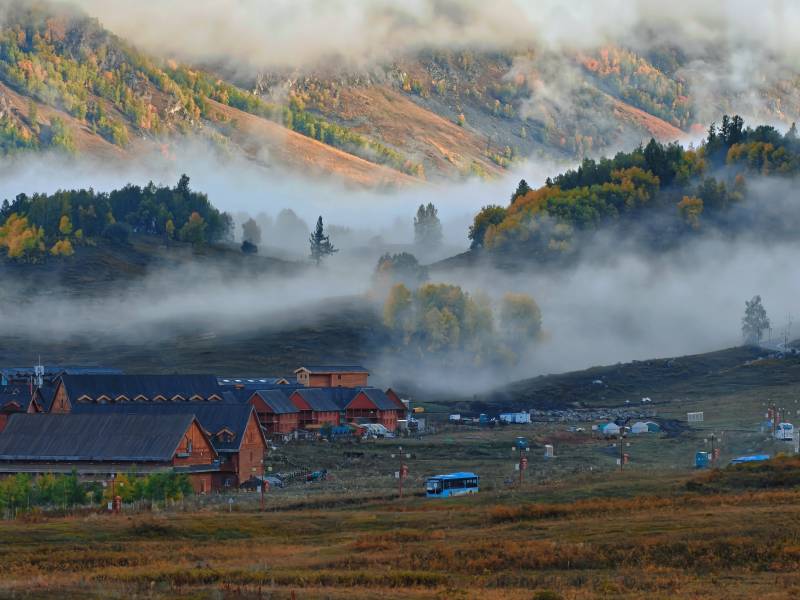 禾木村秋雾缭绕图片