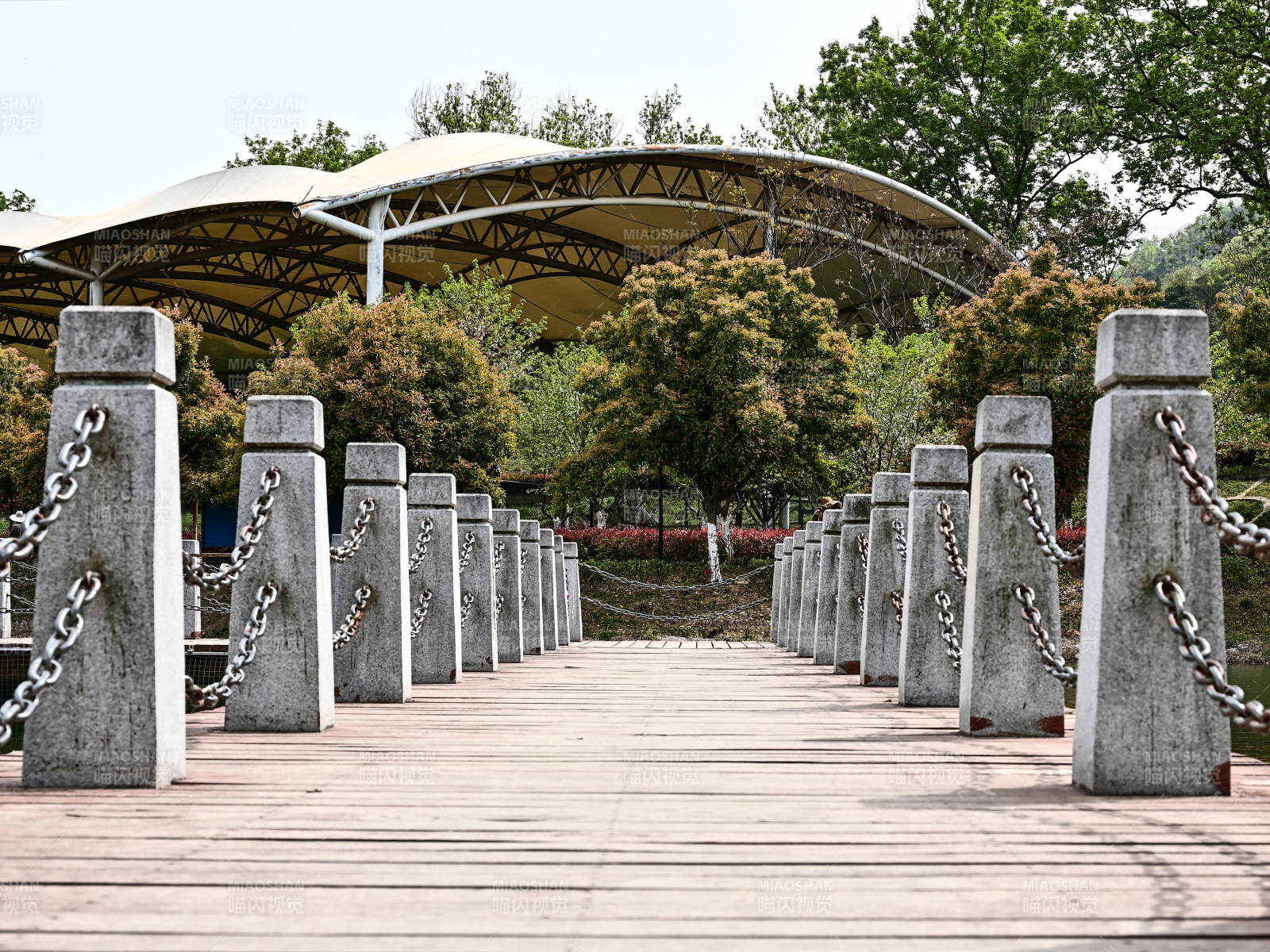 湖北南漳县水镜公园石柱铁链栈桥景观图片