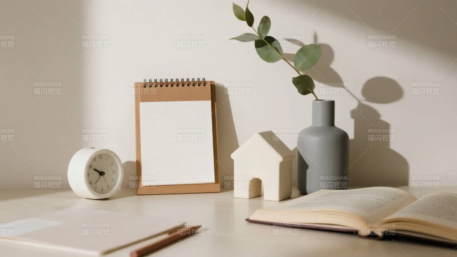 简约书桌静物图片