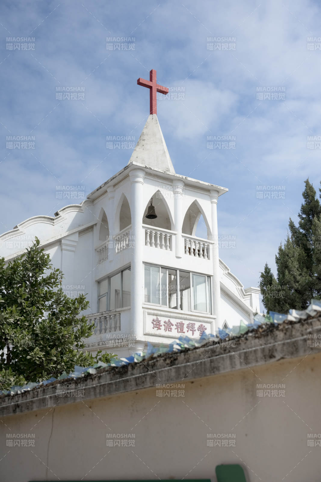 基督教教堂尖顶红十字图片