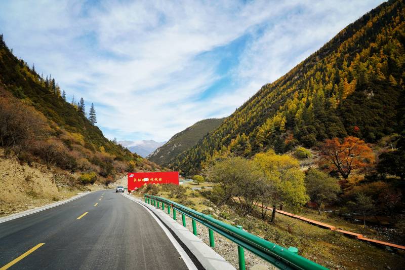 夹金山秋山公路美景图片