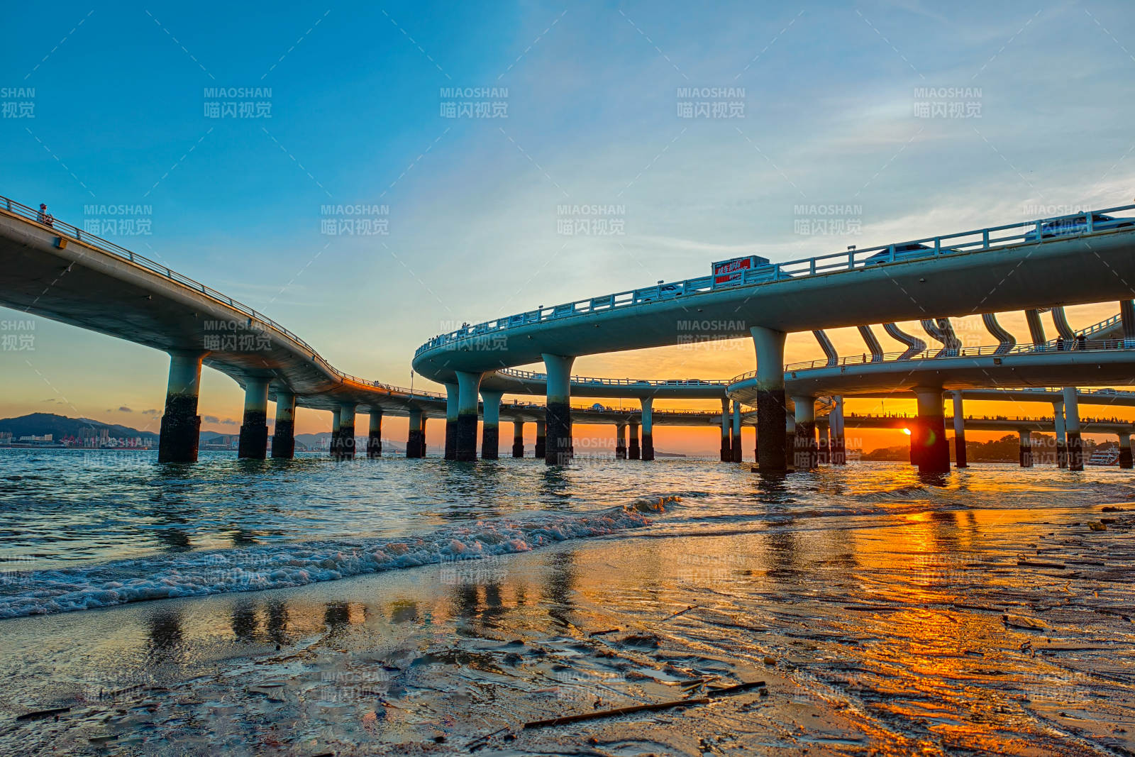 夕阳下的跨海大桥（厦门）图片