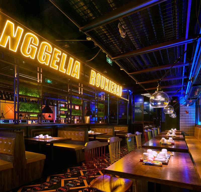 霓虹灯下的餐厅夜景图片