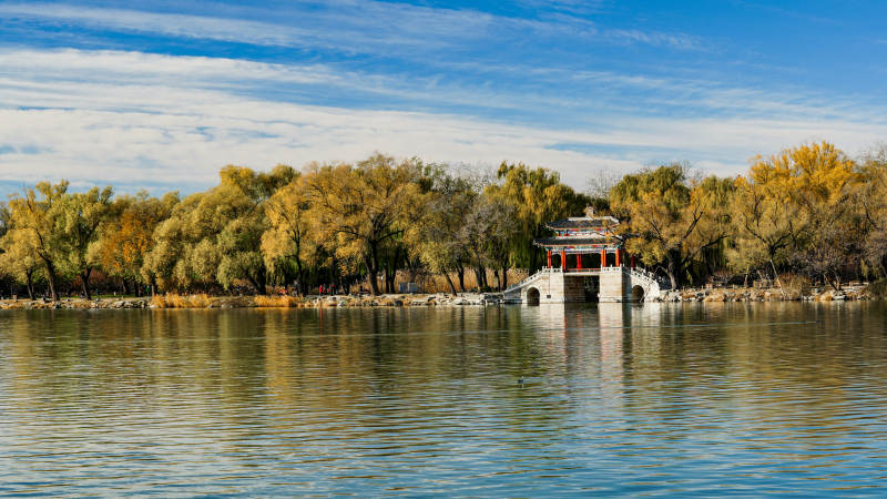 颐和园湖畔秋景亭影图片