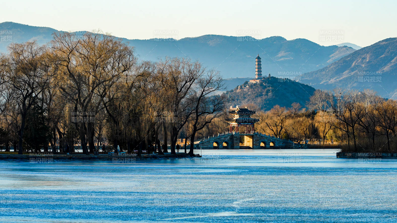 颐和园湖光山色塔影图片