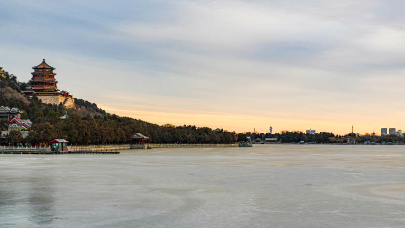颐和园冬日湖畔佛香阁图片