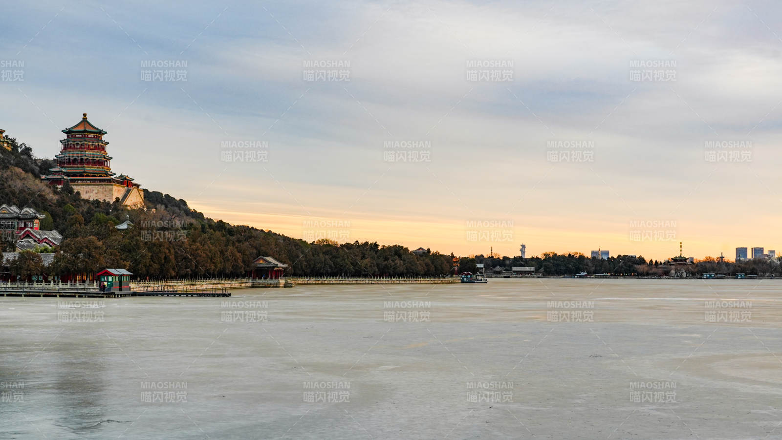 颐和园冬日湖畔佛香阁图片