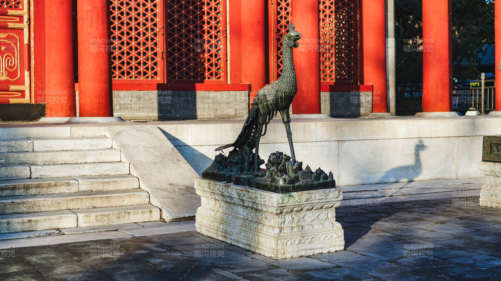 颐和园仁寿殿红门前的铜鹤雕塑图片