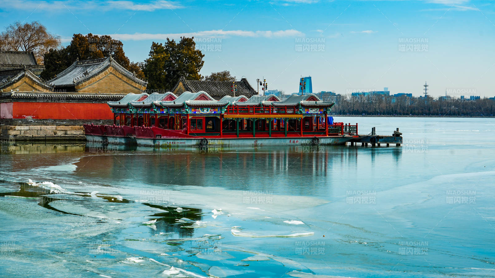 颐和园湖畔古亭映水色图片