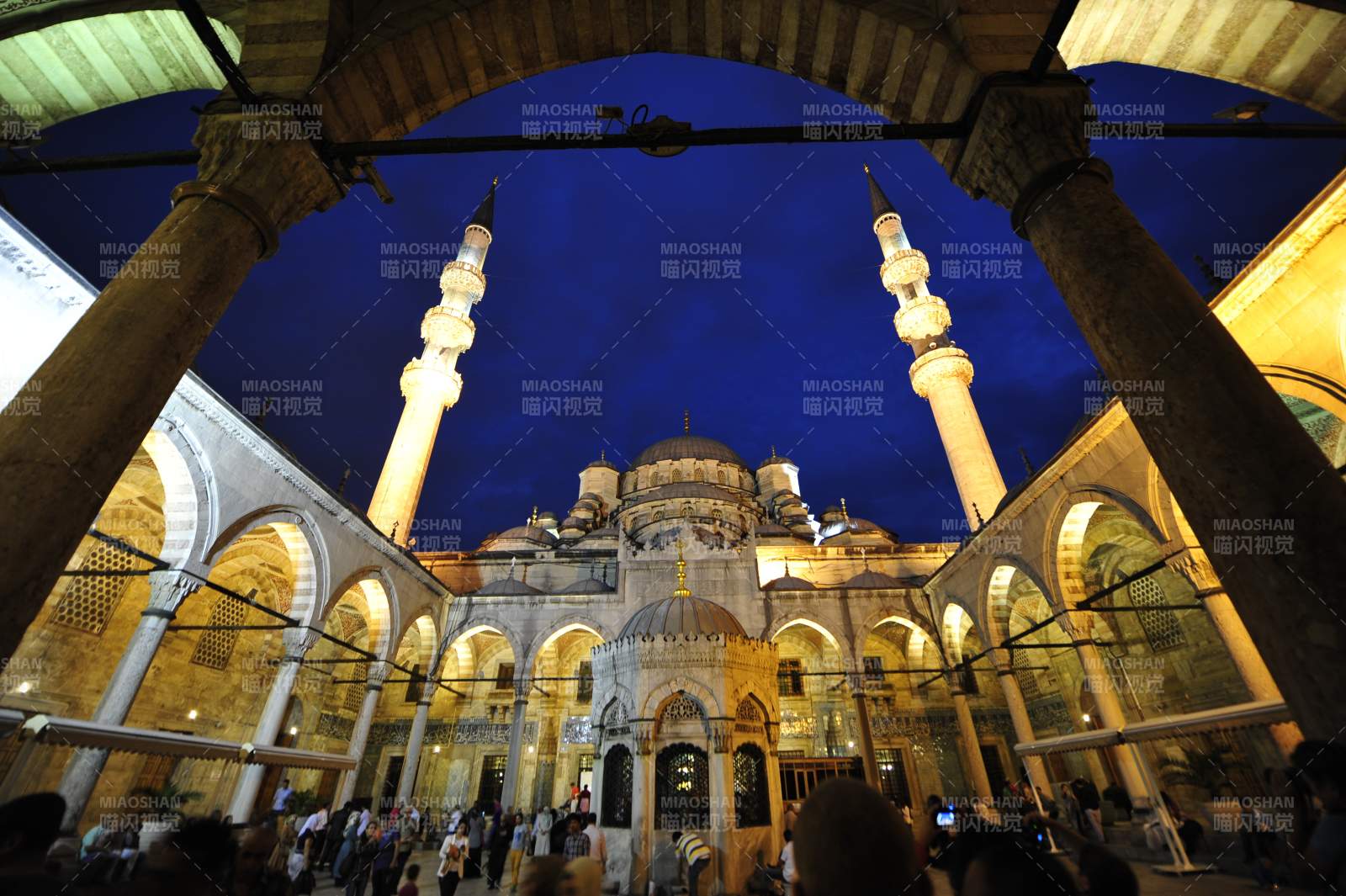 伊斯坦布尔夜幕下的清真寺图片