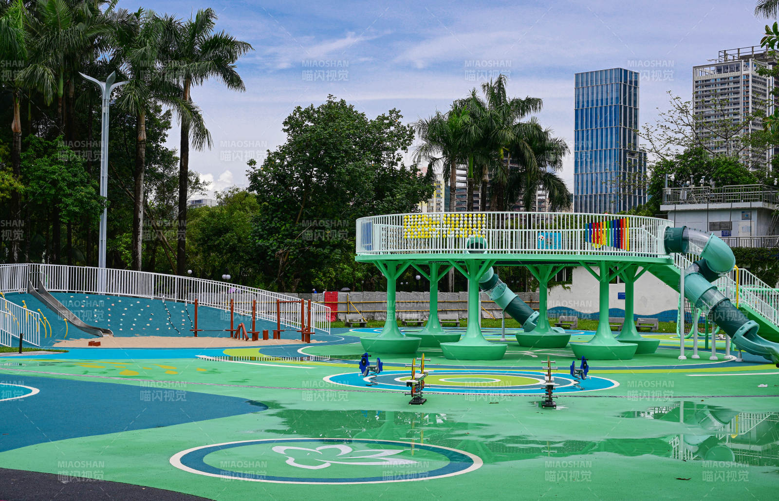 雨天深圳洪湖公园即将开放的儿童游乐园景观图片