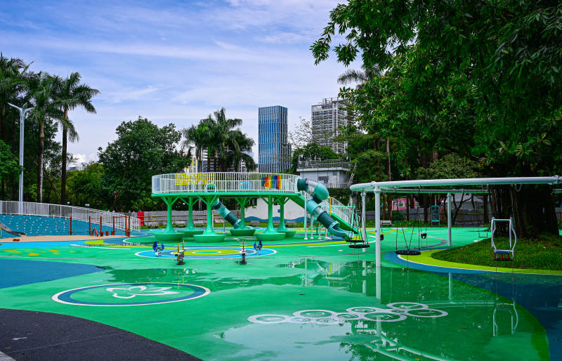 雨天深圳洪湖公园即将开放的儿童游乐园景观图片