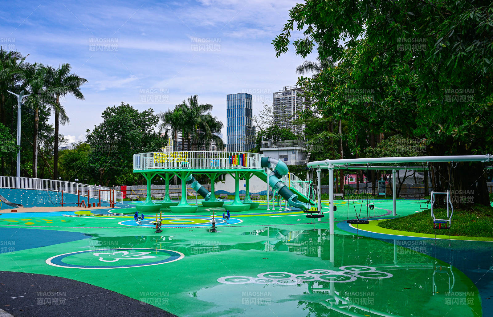 雨天深圳洪湖公园即将开放的儿童游乐园景观图片