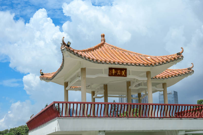 亭台楼阁与蓝天白云图片