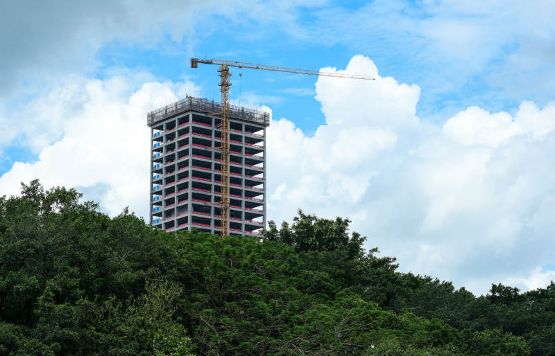 蓝天白云下建设中的高楼图片