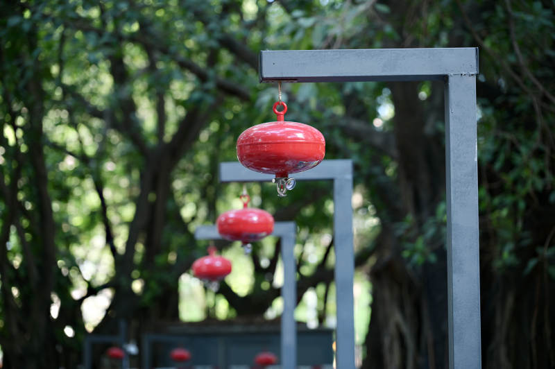 户外悬挂的红色消防设施图片