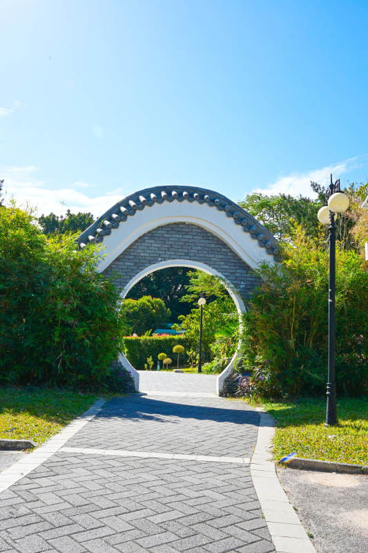 深圳洪湖公园园林景观品荷园拱门图片