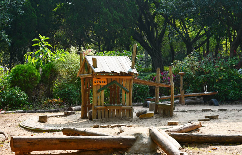 公园里的木质儿童游乐设施图片