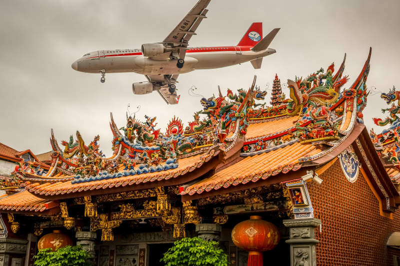 厦门飞机飞越庙宇图片