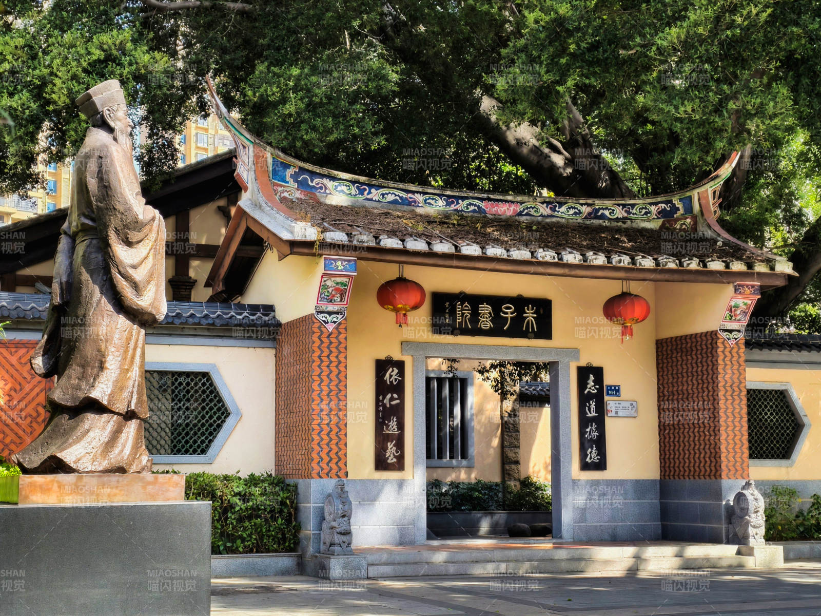 厦门朱子书院门前雕像静立图片