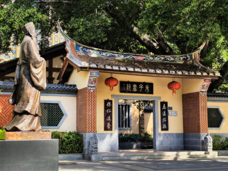 厦门朱子书院门前雕像静立图片