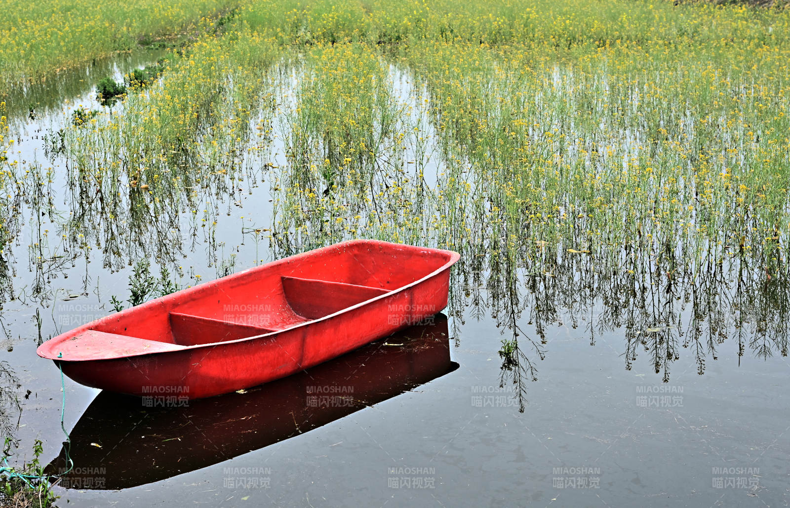 湖北南漳县乡村田园诗意的红色小船与倒影图片