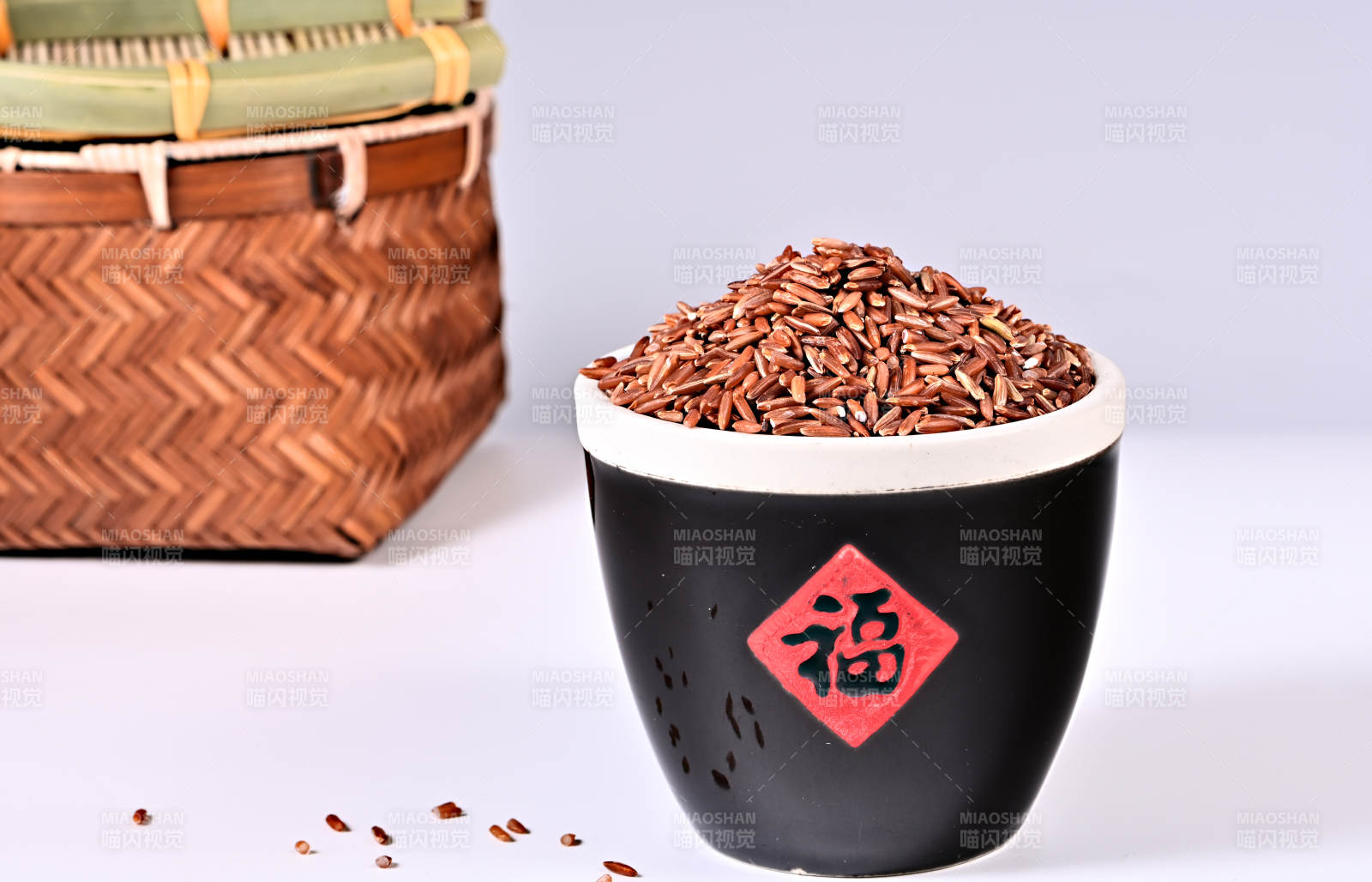 五谷杂粮有机红米特写图片