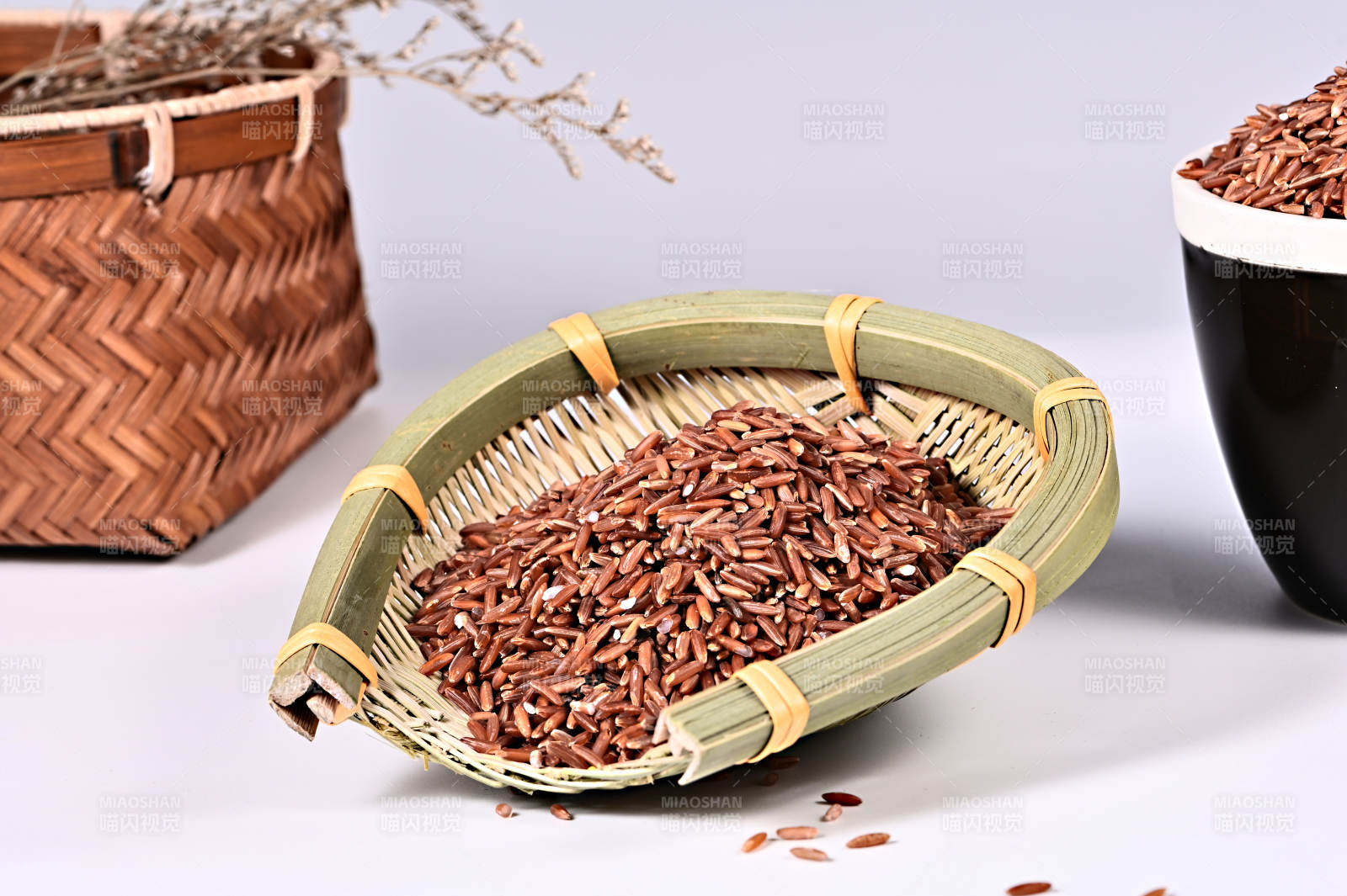 五谷杂粮有机红米特写图片