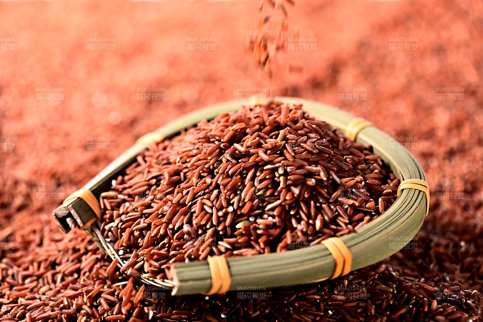 五谷杂粮有机红米特写图片