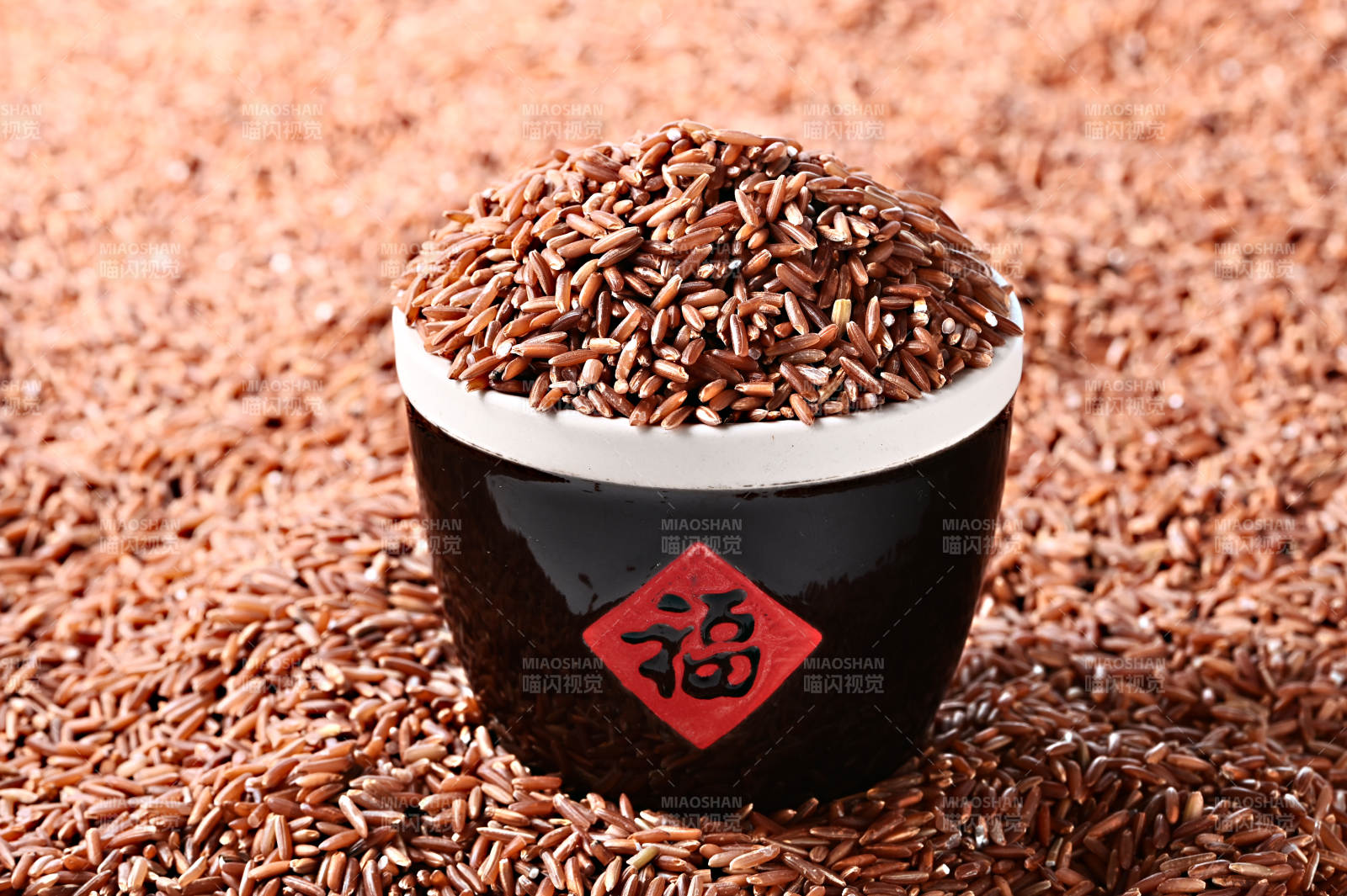 五谷杂粮有机红米特写图片