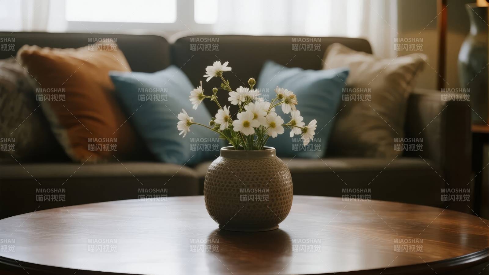 花瓶静置客厅中央图片