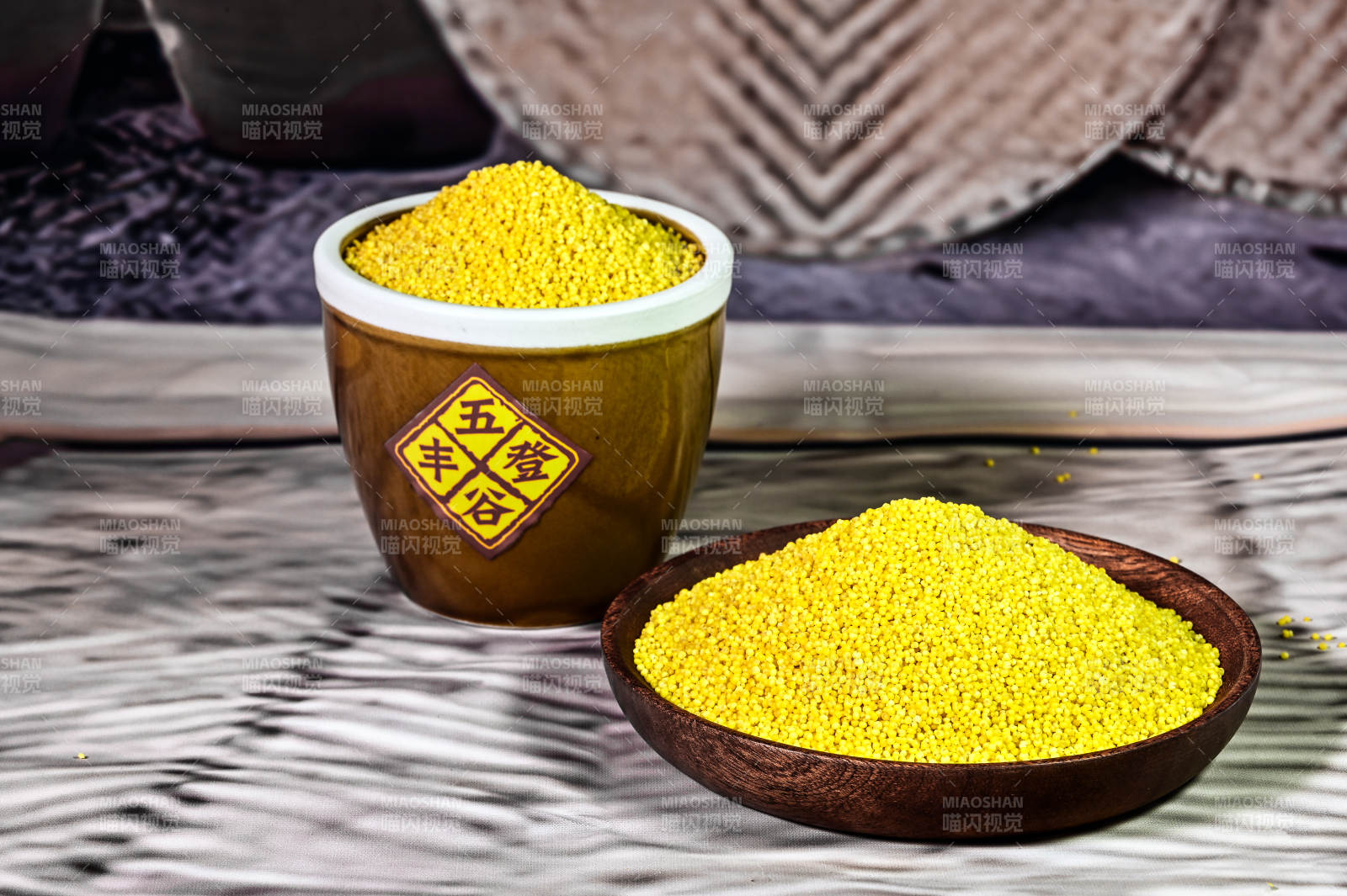 五谷杂粮金灿灿颗粒饱满的有机小米特写图片