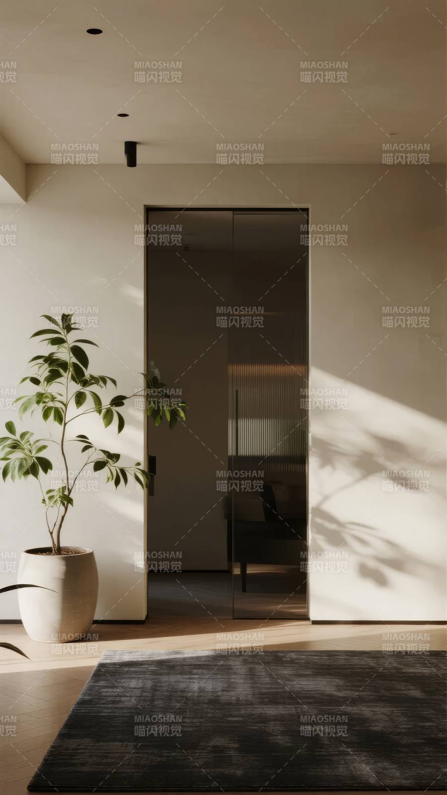 光影中的静谧门廊图片