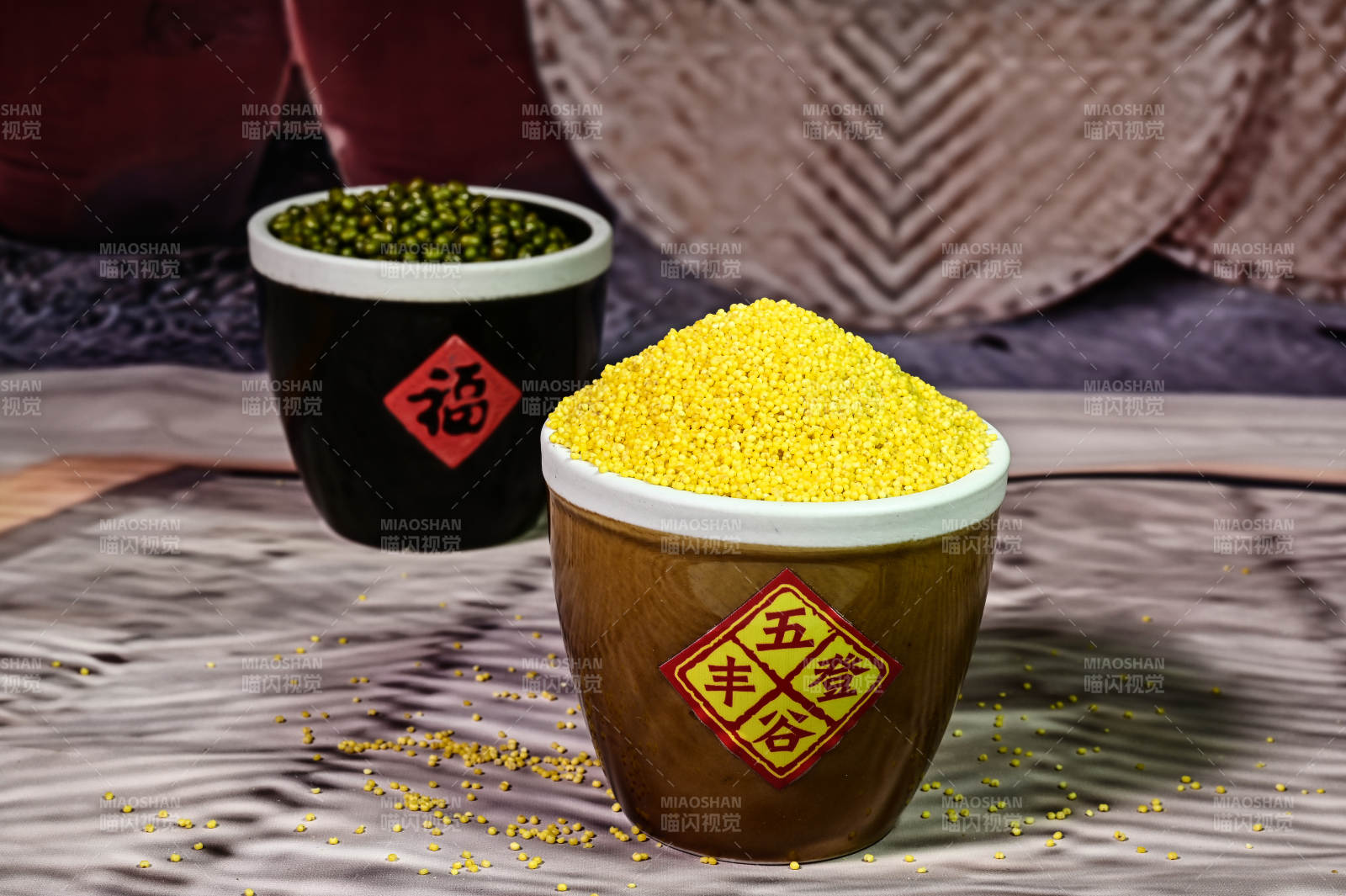 五谷杂粮金灿灿颗粒饱满的有机小米特写图片